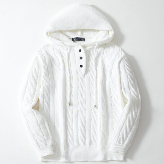 フロントボタンとフード付きのケーブル編みニット。上品さとラフさのバランスが絶妙な冬トップス