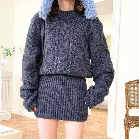 30代女性に人気のふんわりケーブル編みミニ丈ニットワンピース|冬デートに映えるアイボリーカラー