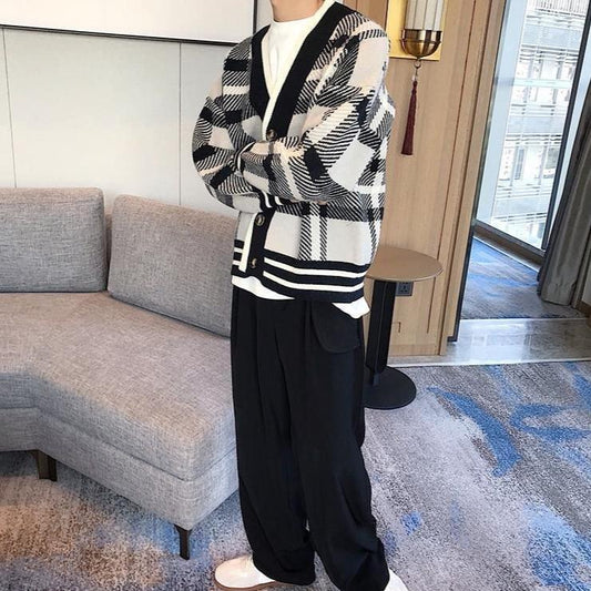 抜け感ある配色ラインカーディガンをゆるっと羽織る30代男性の横顔コーデ