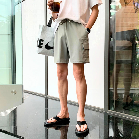 白T×カーキハーフパンツの夏コーデを着用した男性モデル