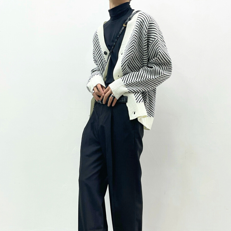 腕をまくってこなれ感を演出したヘリンボーン柄カーディガンの着こなし