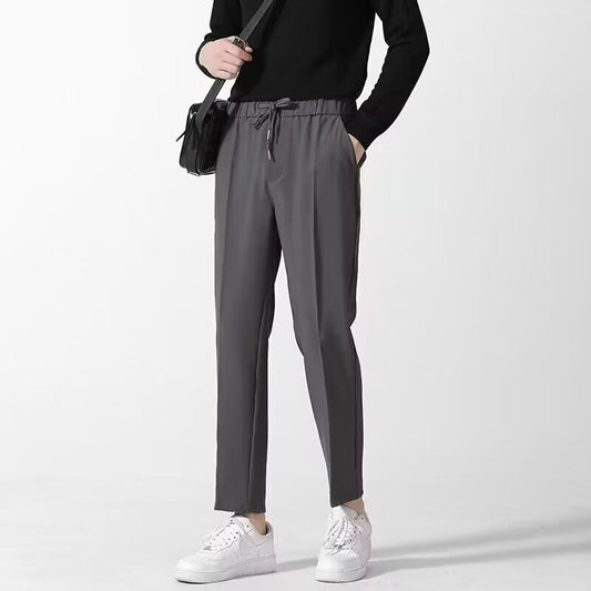 シンプルで細身シルエットのパンツを履いた30代男性のスタイリング