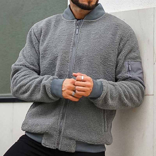 30代メンズ向けチャコールの立体ボアMA-1風ブルゾンを正面から着用する男性