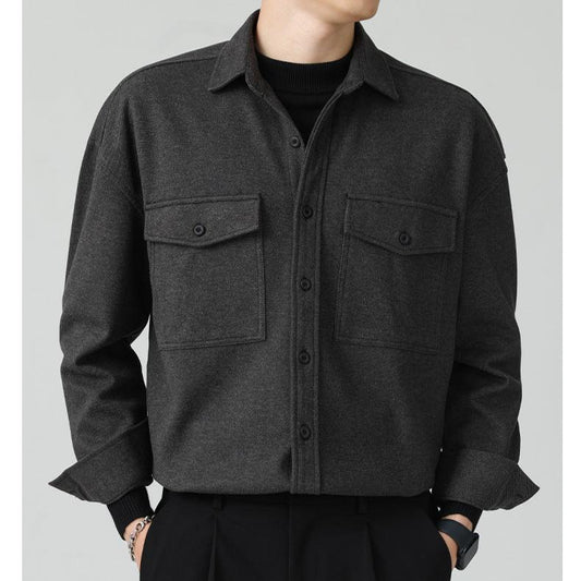 30代メンズ向けチャコールグレーのウールライクシャツジャケットを着用したコーディネート