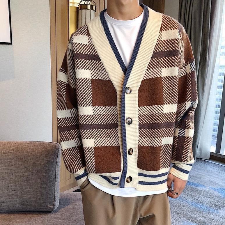 ブラウン×ホワイトの秋色チェックニットを着こなす30代メンズの前面コーデ