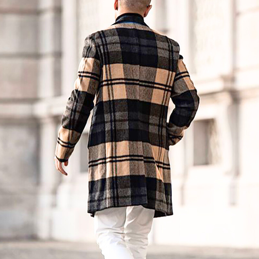 大人の余裕を感じさせるフェイクウールチェスターコートの後ろ姿コーディネート