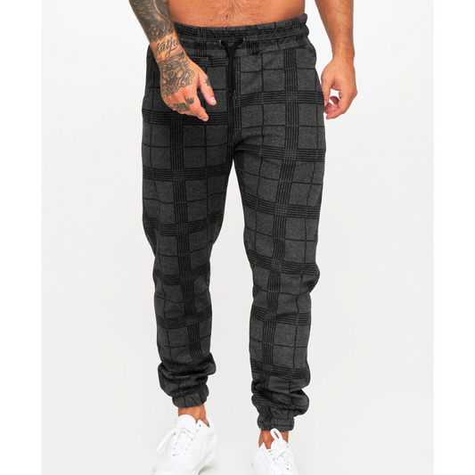 グレンチェック柄のブラックパンツを正面から着用したフロントビュー