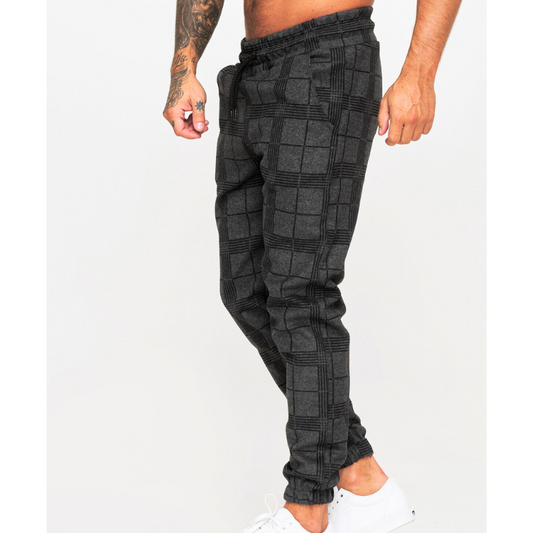 ブラックチェックのパンツを斜めから履いたカジュアルな立ち姿