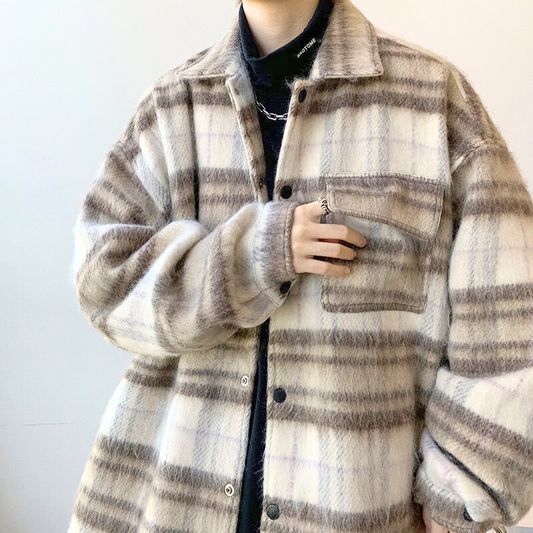 起毛チェックシャツジャケットのフロントボタンを閉じる様子