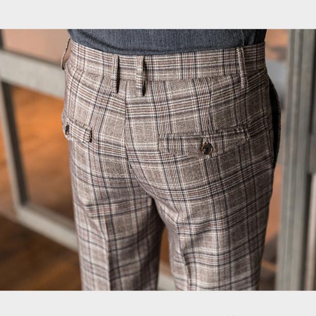 バックポケット付きのテーパードパンツ。ヒップラインもすっきり見える設計。