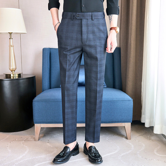 30代・40代メンズに人気のチェック柄スラックスを正面から着用した写真