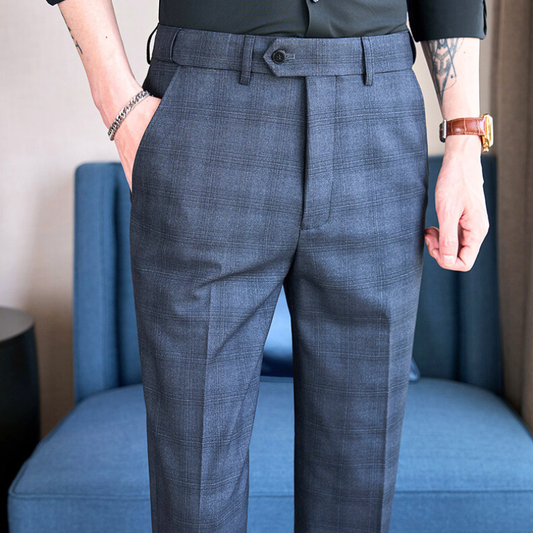 ウエストボタンディテールが映えるチェックパンツを椅子の前で撮影