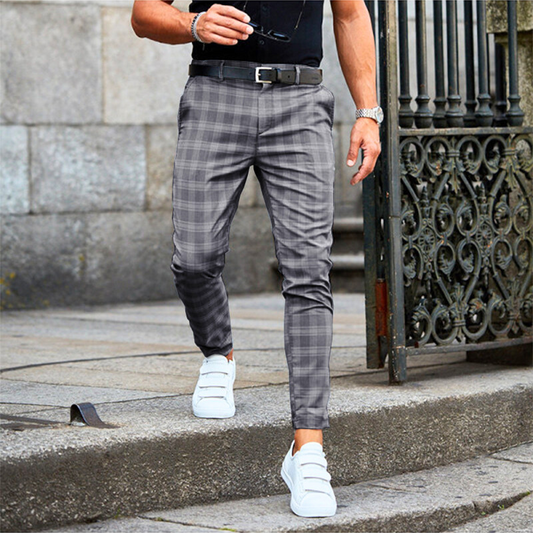 ブラック系チェック柄の細身パンツを街中で着用したスタイリッシュコーデ