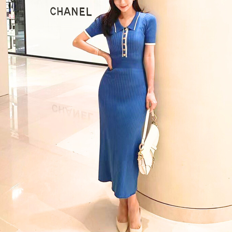 CHANEL前で撮影した30代女性のブルーワンピコーデ|洗練された印象に