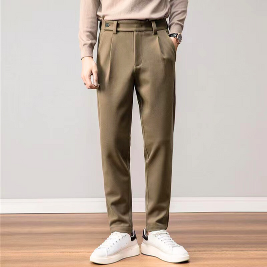 ブラウンのクラシックスラックスを正面から着用した男性