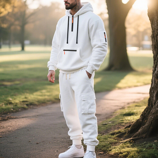 白スウェット上下セットで清潔感ある秋冬のカジュアルコーデを楽しむ30代メンズ