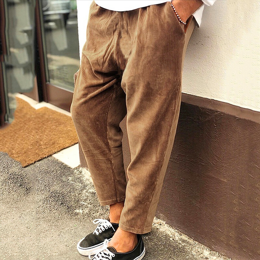 コーデュロイ素材のブラウンパンツを着用し足元を見せたカジュアルコーデ