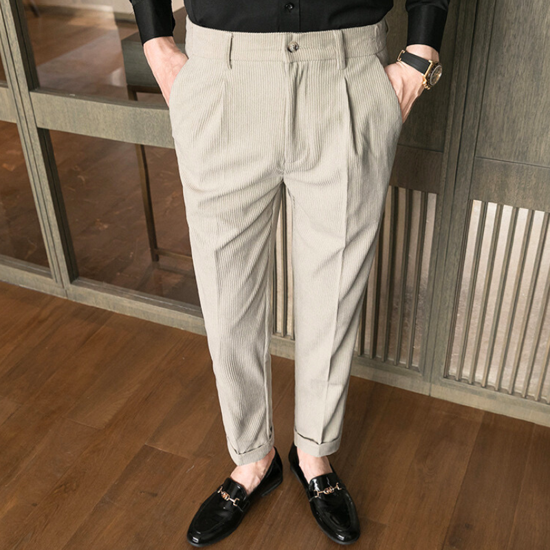 シンプルながら品のあるベージュパンツのフロントスタイル