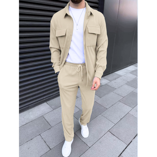 30代メンズに人気のベージュコーデュロイセットアップ|秋冬のカジュアルコーデにおすすめ