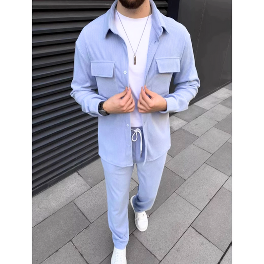 爽やかな印象のブルーコーデュロイセットアップ|秋口の軽アウターとしても活躍