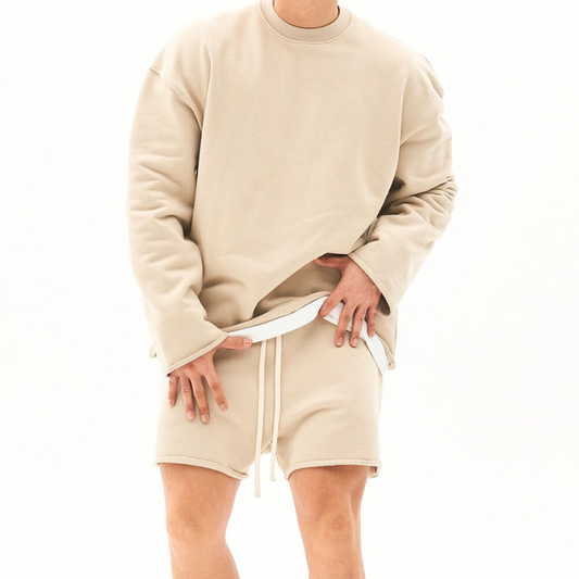 ベージュの断ち切り風コットンスウェットトップス&ショートパンツセットアップを着用したメンズ全身コーデ画像
