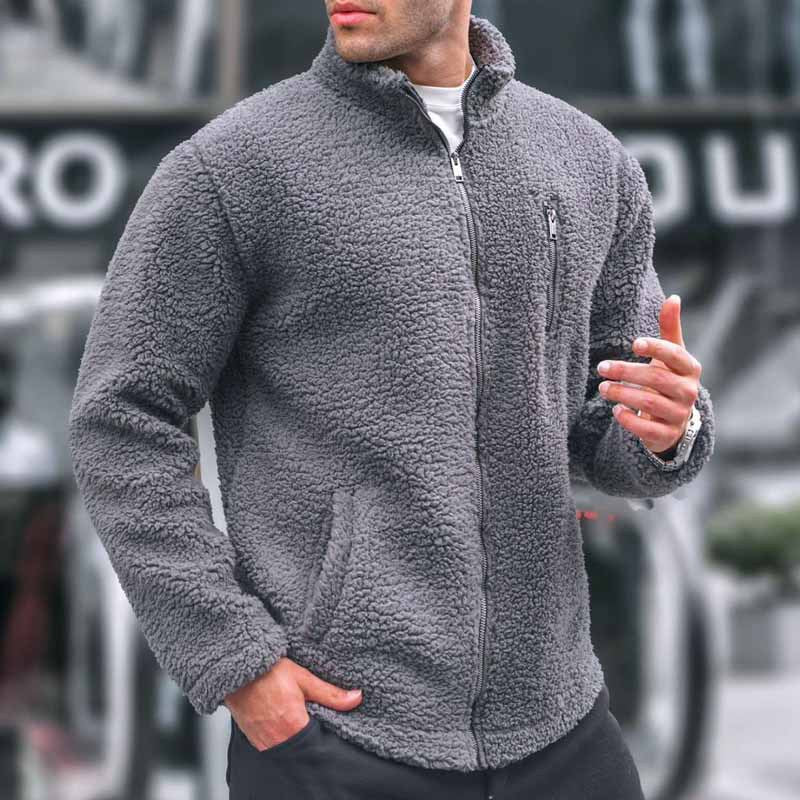 ダークグレーのボアフリーススタンドブルゾンを着こなす30代メンズ。上品な秋冬カジュアルに。