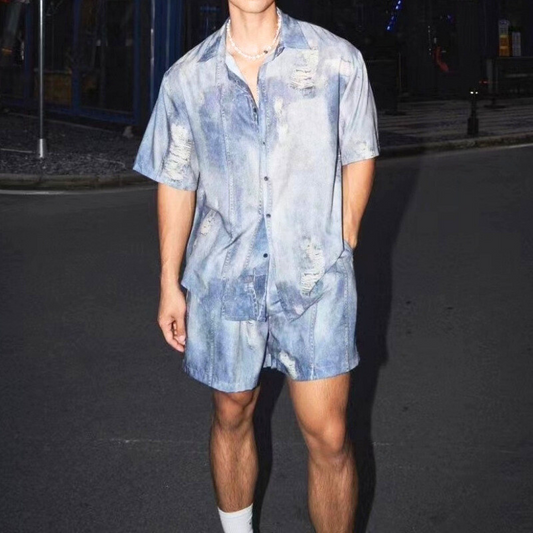 30代メンズ向け夏のフェイクデニムセットアップ全身コーデ。夜の街でも映えるこなれた印象に。