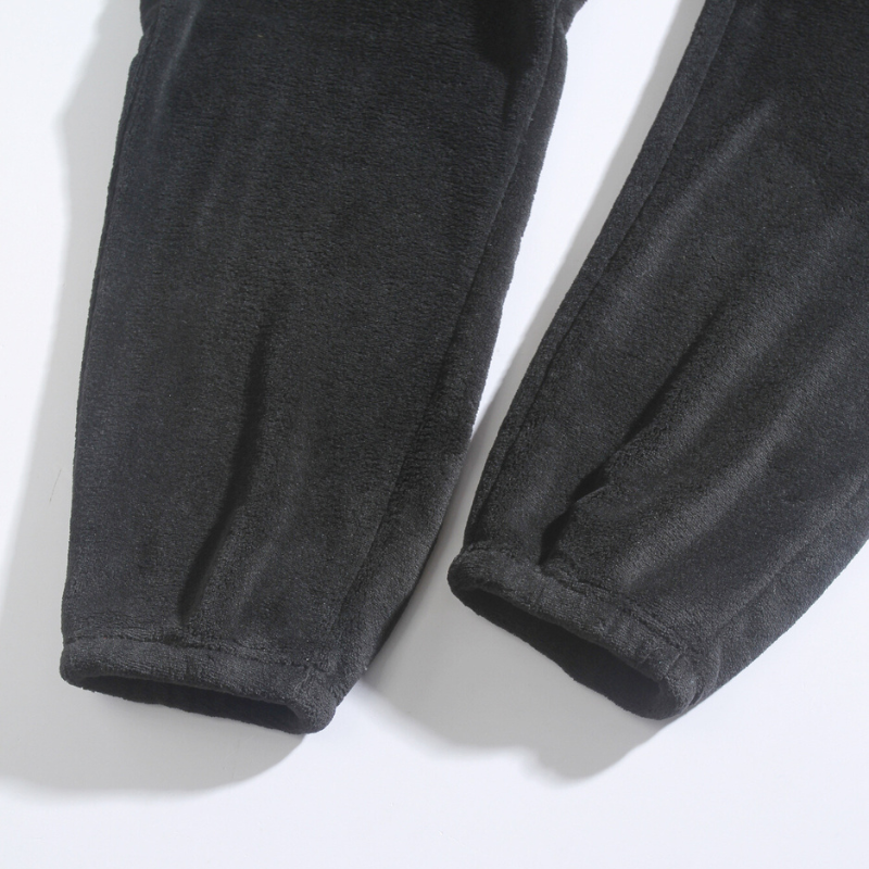 ブラックジョガーパンツ裾アップ|リブ仕様でシルエットを引き締める