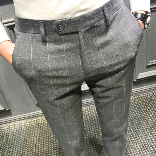 グレーのウインドウペン柄テーパードパンツ。すっきりした腰回りでスタイルアップ効果も