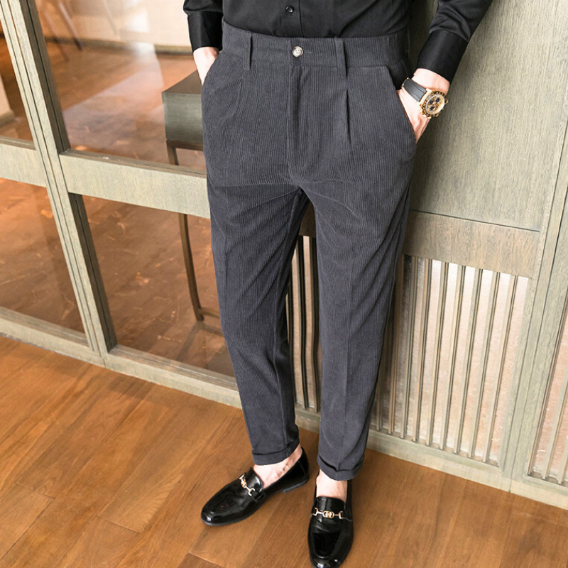 グレーカラーが知的な印象を与える30代向け秋冬パンツ