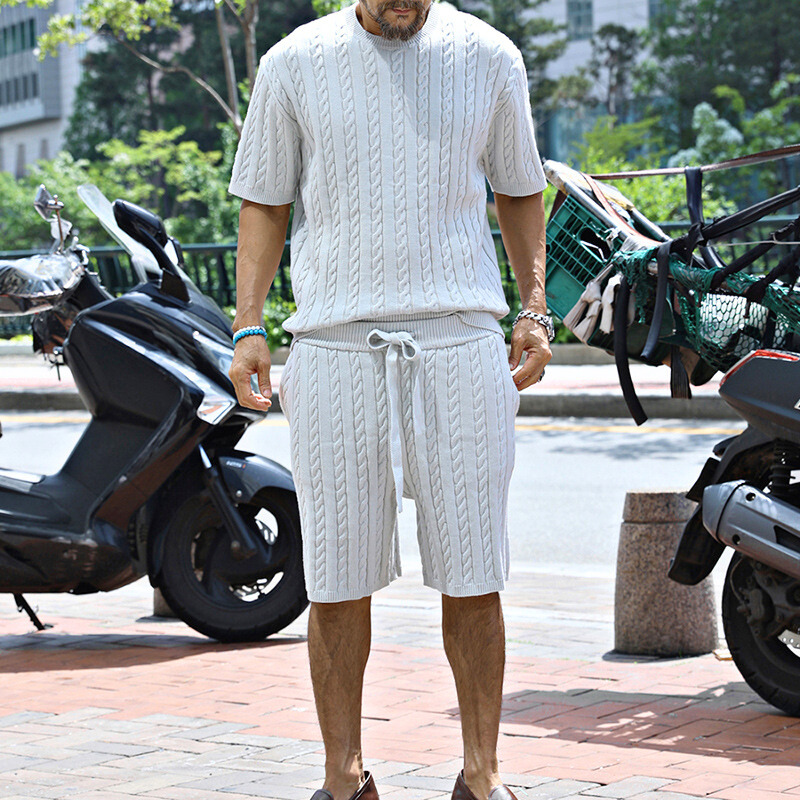 バイクと共にグレーセットアップを着こなす夏コーデ