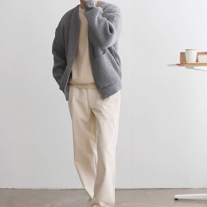落ち着いたトーンのニットで大人の余裕感あるスタイルに