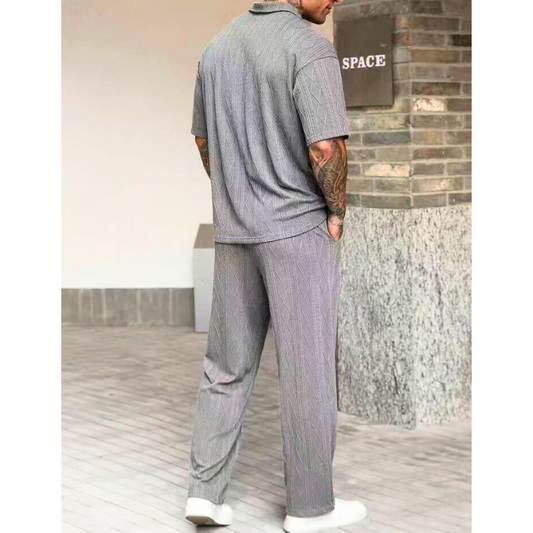 グレーのセットアップを後ろ姿から見せる30代メンズのリラックススタイル