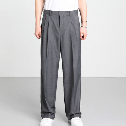 グレースラックスを着用したスタイリング(前面立ち姿)