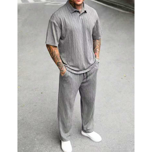 30代メンズ向けグレーのサマーニットポロセットアップを着用した夏コーデ