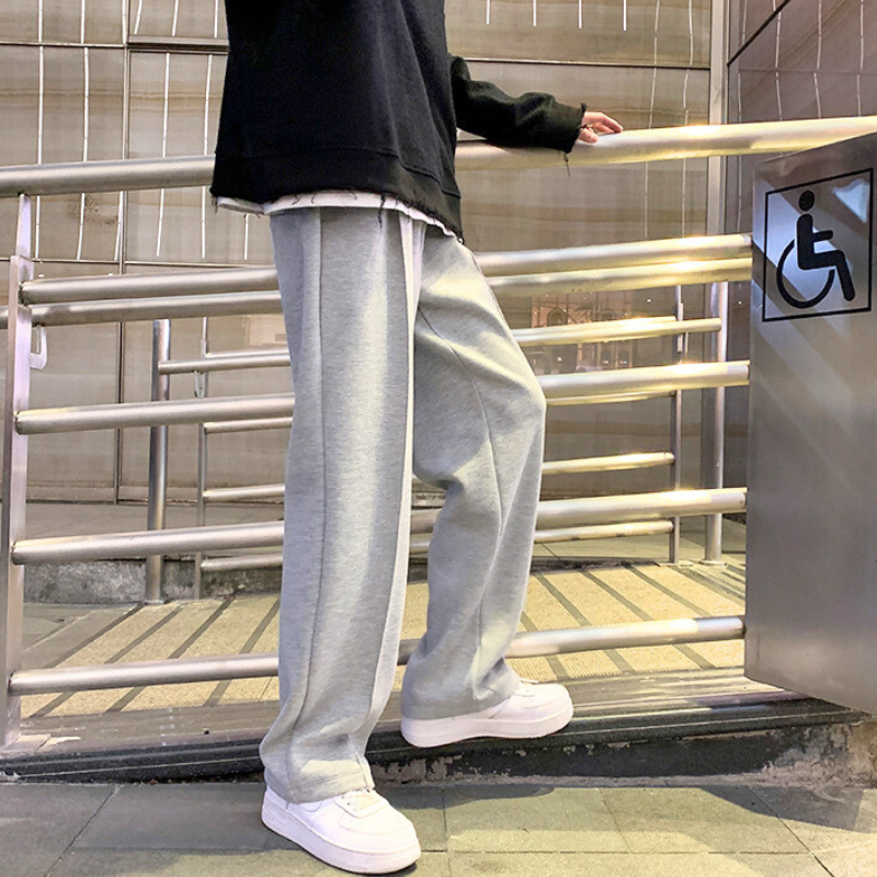 夜の街歩きにぴったりなグレースウェットパンツ|きれいめラフコーデ