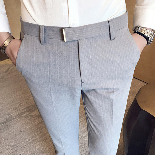 サイドポケット付きピンストライプパンツを着こなす30代男性の春コーデ