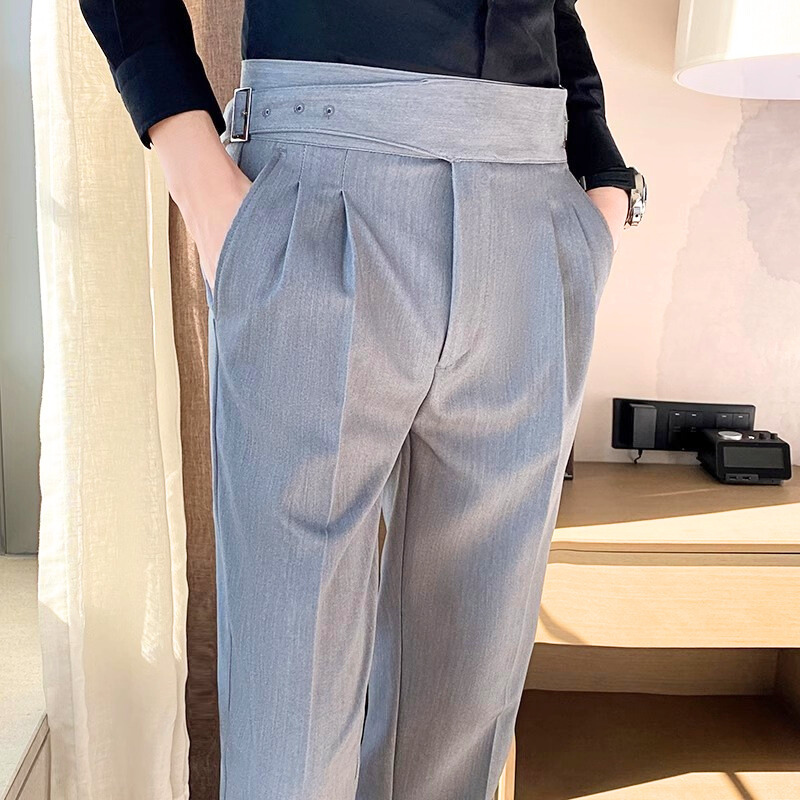 清潔感あるライトグレーのアンクル丈スラックスを履いた40代男性向け春秋コーデ