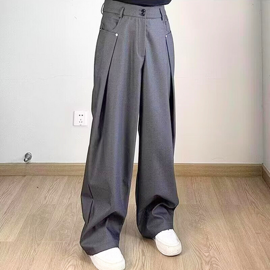 グレーカラーのタック入りパンツを横から見た30代メンズスタイリング