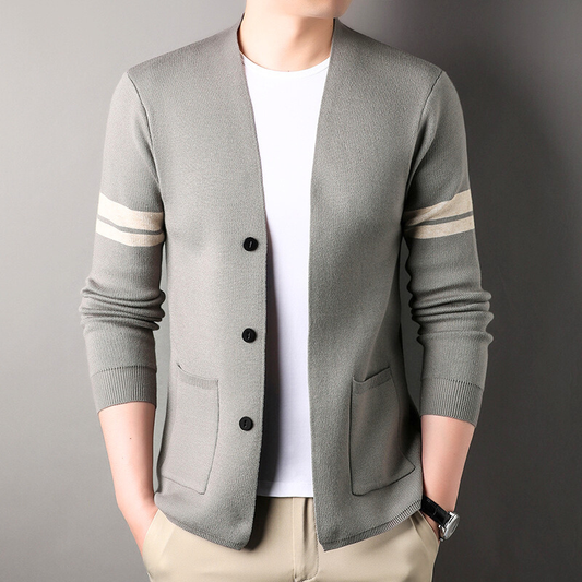 30代メンズにおすすめのグレージュ系ニットカーディガン。秋冬の街歩きやカフェシーンに映える上品な1枚。