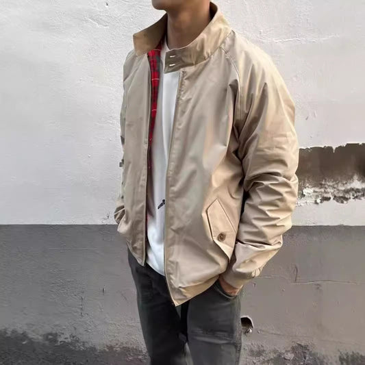 ナチュラルなベージュカラーが魅力のナイロンブルゾンを着用した男性モデル(フロント)