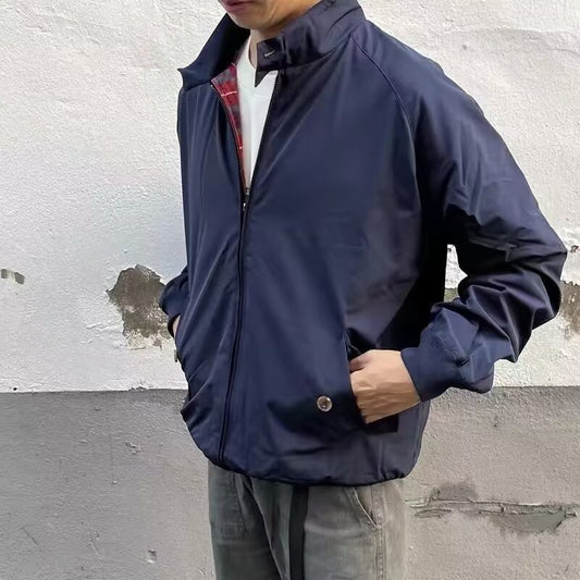 ネイビーカラーのナイロンブルゾンを着用したモデル。裏地のチェックもアクセントに。