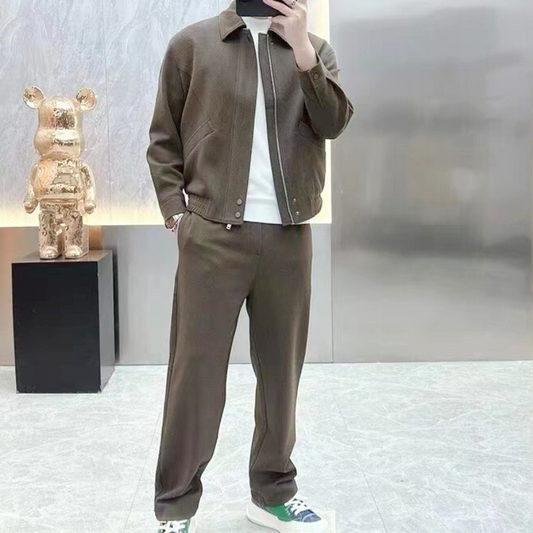 30代メンズに人気の秋冬セットアップ。スタンドカラーが特徴のヘリンボーン調ジャケット×ワイドパンツ