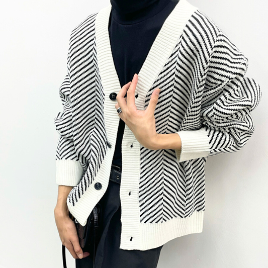 30代メンズに似合う白黒ヘリンボーン柄ニットカーディガンの正面スタイル