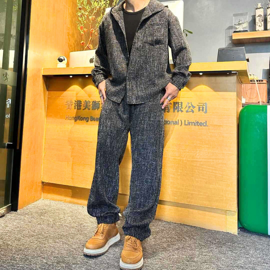 室内でフード付きシャツを合わせた落ち着きあるセットアップスタイル