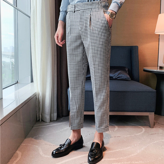 30代メンズ向け千鳥格子柄テーパードパンツを正面から着用したコーデ
