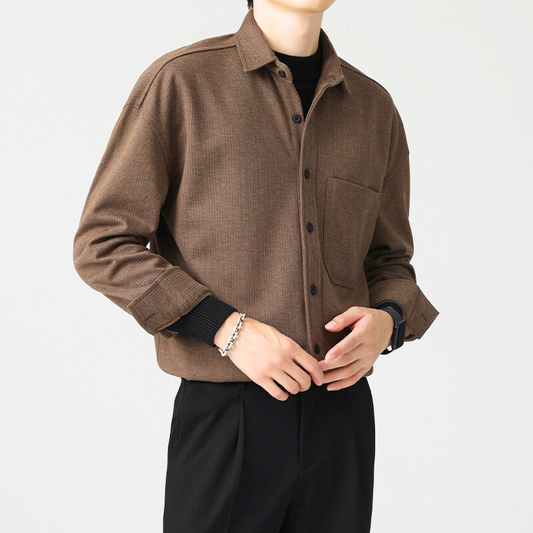 30代メンズが着こなす千鳥風ブラウンシャツジャケット。秋冬らしい落ち着いたスタイリングに。