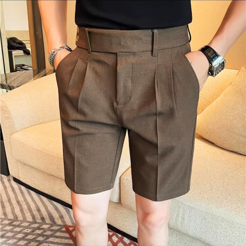 アイスシルク素材のブラウンショーツを着用した夏コーデ正面カット