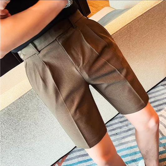 ブラウンショーツを横から撮影したシルエット強調カット