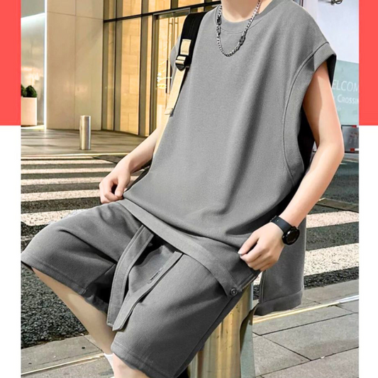 30代メンズ向け グレーカラーのアイスシルクセットアップを着用した街中コーデ